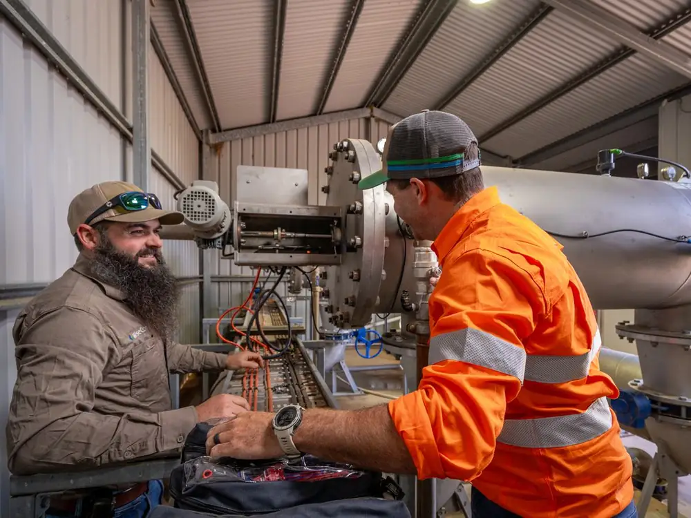 Two Ardal technicians working together at a filter station